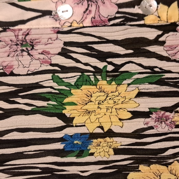 Violet & Claire Black and White Floral Button Down Shirt - Picture 4 of 7